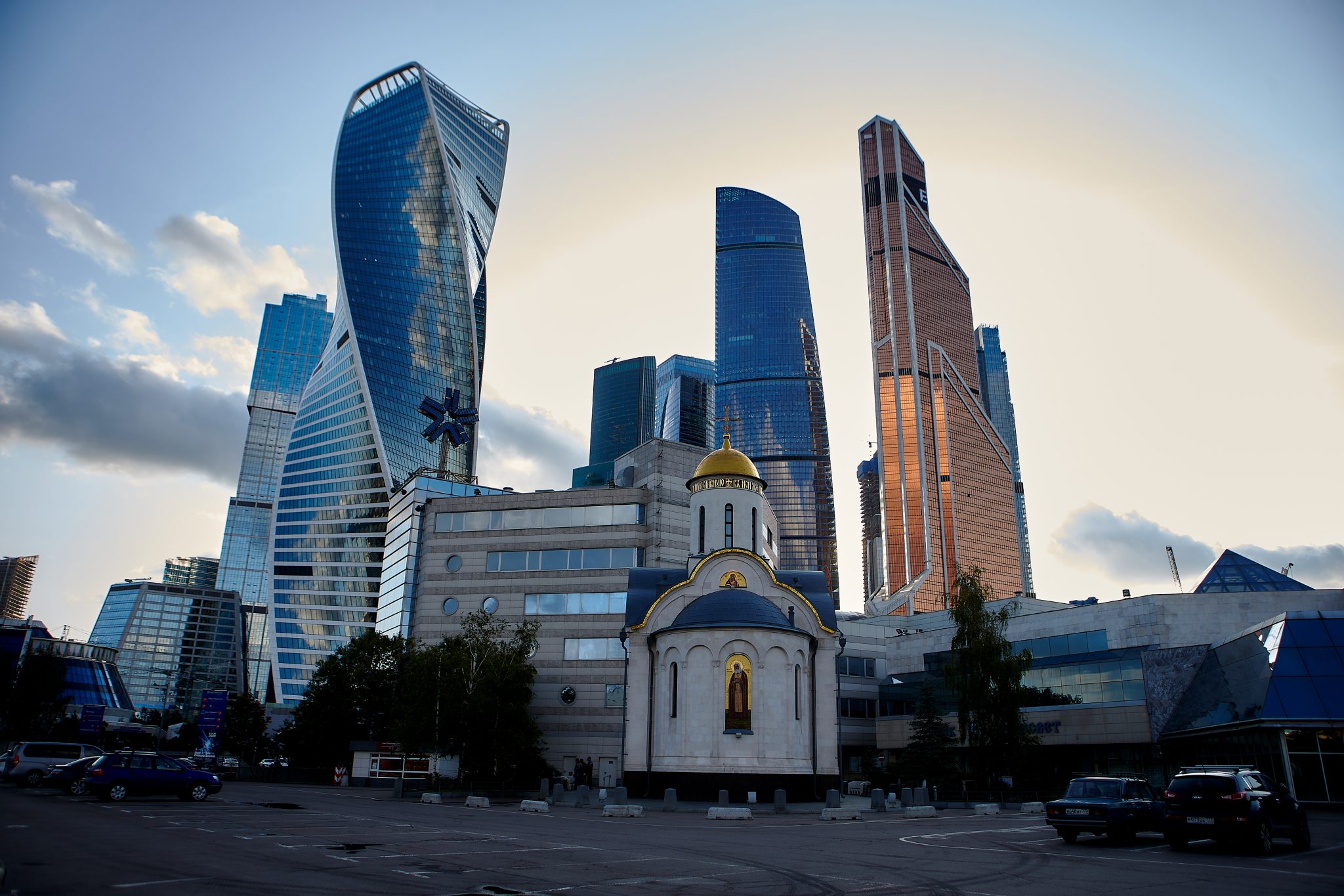 Храм на краснопресненской набережной. Храм Серафима Саровского Москва Сити. Церковь Серафима Саровского Выставочная. Москва Сити храм. Церковь на набережной Москва.